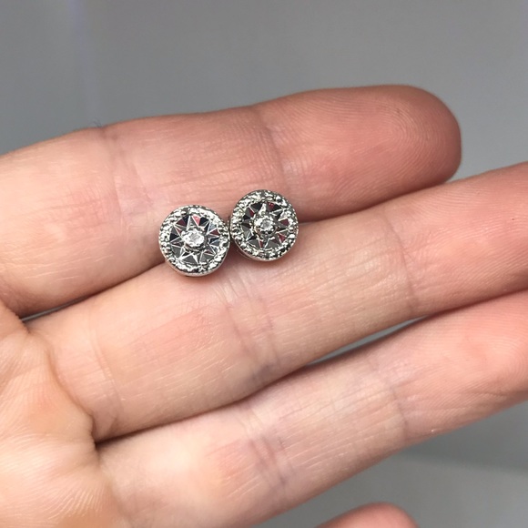 1/10 carat diamond studs - Picture 3 of 7